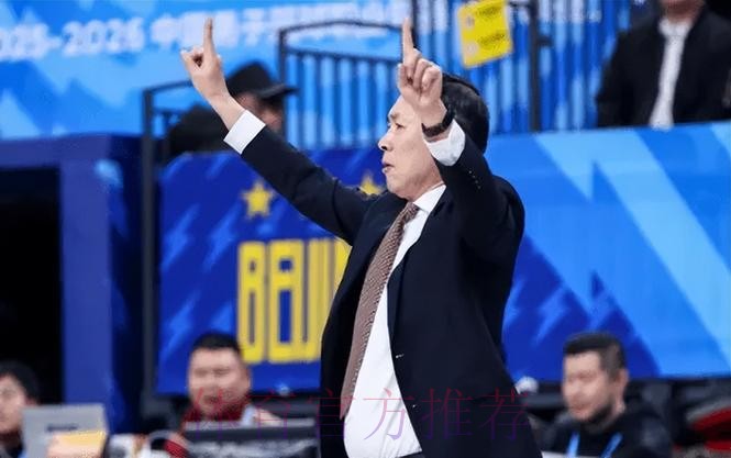 关键时刻又崩！许利民发布会罕见发怒，却甩锅球员态度与球员能力