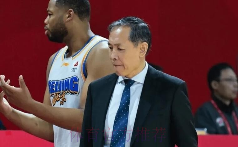 关键时刻又崩！许利民发布会罕见发怒，却甩锅球员态度与球员能力